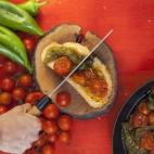 Los pimientos son verdes italianos y se sirven sobre una rebanada de pan de hogaza. Consulta aquí la receta.