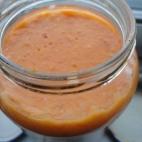 Esta salsa de tomate tiene más consistencia que la tradicional española. Leva tomates, caldo de carne, bacón, cebolla, puerro, mantequilla, harina, concentrado de tomate, laurel, azúcar y pimienta. Consulta aquí la receta.