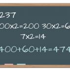 Se trata de hacer la multiplicación por partes para que sea más fácil y sumar los resultados obtenidos por separado. El doble del número inicial es el resultado de la suma de los otros.