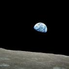 Amanecer de la Tierra (Earthrise) fue el nombre dado a la fotografía tomada por el astronauta William Anders en 1968 durante la misión Apollo 8. La Tierra aparentemente emerge sobre la superficie lunar.