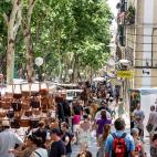 "Iba cada domingo a tu puesto de El Rastro a comprarte...". El amor hizo que el cantautor se viese enseguida envuelto por el ambiente del m&iacute;tico mercadillo al aire libre de la capital. As&iacute; lo declar&oacute; en su canci&oacute;n Con...