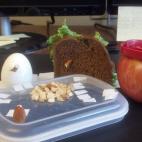 Este tipo se lo pasa bomba a la hora del almuerzo: eddieslunch.tumblr.com