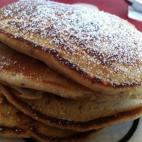 También llamadas tortitas del uno porque la masa lleva UNA taza de harina, UNA taza de leche, UNA cucharada de levadura y UN huevo. Ver la receta completa en Cookpad.