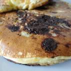 En vez de poner chocolate caliente por encima, se incorporan perlitas de cacao a la masa. ¡Mmmmm! Ver la receta completa en Cookpad.