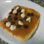 Estas llevan dulce de leche y chispas de chocolate, pero se pueden acompañar con todo tipo de sabores. Ver la receta completa en Cookpad.