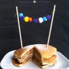 Se hace en un momento y no necesita horno. También se puede decorar con nata montada y frutos rojos. Ver la receta completa en Cookpad.