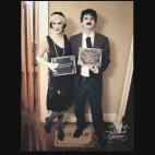 Spray negro para el pelo, polvos blancos en la cara y trajes en blanco y negro. Disfraz para parejas fácil y original.