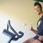 El futbolista luce desde hace un tiempo el pelo rapado por los lados y la parte de arriba recogida en un mo&ntilde;ito. Ahora el mo&ntilde;ito se ha convertido en una especia de cresta. No hay m&aacute;s que ver la foto que comparti&oacute; Rona...