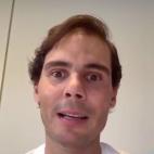 El tenista ya no sabe c&oacute;mo peinarse y para muestra de ello los directos en los que particip&oacute; en la tarde del 20 de abril. Vamos, Rafa.