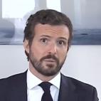 De lejos puede pasar desapercibido, pero si nos fijamos, el l&iacute;der del PP est&aacute; sufriendo para peinarse. El remolino de la parte de atr&aacute;s de la cabeza, el intento por contener el flequillo o las patillas que cubren la punta de...