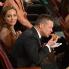 Brad Pitt, comiendo pizza en la gala de los Oscar de 2014.