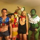 Aplauso lento para este Hulk que se pinta de negro las líneas para marcar abdominales. Vía Uproox