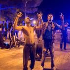 Parte de los migrantes y refugiados que saltaron la valla rezan y dan las gracias por haberlo logrado.