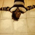 Un migrante africano se encuentra agotado despu&eacute;s de cruzar la frontera.