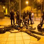 Descansando sobre la acera tras el esfuerzo y los nervios del salto.