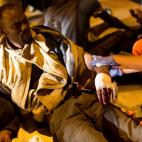 Un sanitario de Cruz Roja asiste a otro de los heridos.