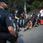 Polic&iacute;a y Cruz Roja hablan con los inmigrantes.