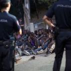 La Polic&iacute;a Nacional, custodiando a los subsaharianos que llegaron ayer.