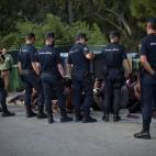 La polic&iacute;a hace guardia ante el grupo.