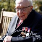 El militar se hizo viral en 2019, a sus 99 a&ntilde;os, por su reto para recaudar fondos contra la pandemia consistente en caminar por su jard&iacute;n agarrado al andador