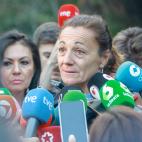 Lola, la hermana de Blanca, atendiendo a los medios.