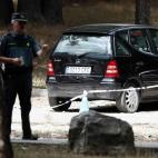 Un agente de la Guardia Civil junto al coche de la exesquiadora olímpica Blanca Fernández Ochoa, que ha sido encontrado en un aparcamiento para senderistas del municipio de la sierra madrileña de Cercedilla. EFE/Mariscal