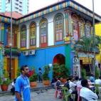 En Singapur hay una zona que no parece Singapur. Es Little India, un barrio donde la mayoría de sus vecinos son indios que viajan a este pequeño país para trabajar en la construcción. Allí puedes encontrar tiendas, restaurantes y bares hind...