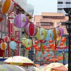 "Esta popular zona se caracteriza por sus casas bajas. Surgió en 1821 y es el centro de la comunidad china de la ciudad. En sus calles podemos encontrar infinidad de bares y restaurantes. Un punto de interés es el Templo Budista así como el t...