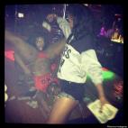 Rihanna publicó en su cuenta de Twitter unas fotos en las que se le veía dejando caer billetes de dólar sobre unas chicas en una barra de un local de striptease en 2012. Ella tuiteó: " ROCstarshit mi padre estaría orgulloso".