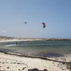 Fuerteventura es, por excelencia, la isla de las largas playas paradis&iacute;acas. La imagen de Lala deja ver c&oacute;mo todos los a&ntilde;os esta playa es elegida por los amantes de los deportes acu&aacute;ticos para practicar surf, kitesurf...