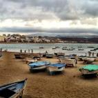 Si bien en la isla de Gran Canaria encontramos todo tipo de costas, la Playa de las Canteras, a&uacute;n no siendo la m&aacute;s tranquila, es todo un espect&aacute;culo para visitar. Sus tres kil&oacute;metros de larga lengua de arena blanca, s...