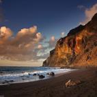 Cambiemos un poco de tercio para hablar de la Gomera, m&aacute;s concretamente del municipio de Valle Gran Rey y su volc&aacute;nica playa de arena negra. La encontramos en la parte derecha del litoral isle&ntilde;o y se considera el segundo mun...
