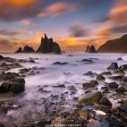 Otra opci&oacute;n son las playas de arena negra, esta vez en la isla en la que encontramos el pico m&aacute;s alto de Espa&ntilde;a, Tenerife. La playa de Benijo es una aut&eacute;ntica joya volc&aacute;nica custodiada por roques enormes. ...