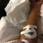 Rihanna tuiteó una imagen de sí misma conectada a un gotero y luego no dio señales de vida. Muchos especularon con que había sido trasladado a un hospital por agotamiento; otros dijeron que estaba recibiendo una inyección de vitaminas por v...