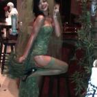 Rihanna se disfrazó de ?mala hierba' para un a fiesta de Halloween en 2012 en Hollywood.