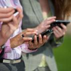 Hasta no hace mucho, no había apenas conexiones móviles. Eso se notaba hasta en las encuestas. La que realiza la Asociación para la Investigación de Medios de Comunicación (AIMC) aún pregunta desde dónde se conecta uno. Junto a las catego...