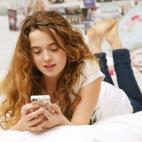 Si los españoles estamos hiperconectados, los jóvenes lo están doblemente. El informe La Sociedad de la Información en España 2012, de la Fundación Telefónica, muestra que el 41% de los jóvenes siempre están conectados. Son ellos los qu...