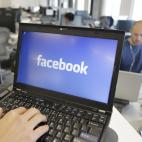 18 millones de españoles son usuarios activos de Facebook y 13 de ellos se conectan a la red social desde el móvil. Otros 15 millones se la han abierto en Tuenti (muchos jóvenes usan las dos). Twitter aparece en tercer lUgar con casi seis mil...