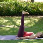 Tumbado boca arriba levanta las piernas estiradas formando un ángulo recto con el tronco. Si resulta duro mantener la postura puedes: mantener las rodillas un poco flexionadas; poner las manos bajo el coxis; pasar un cinturón por las corvas o ...