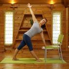 De pie, separa los pies 1 metro aproximadamente. Orienta los dedos del pie derecho hacia la derecha y mete el pie izquierdo ligeramente hacia dentro. Inclínate lateralmente hacia la derecha intentando alargar el costado derecho. Luego apoya la ...