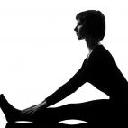 Sentado con las piernas extendidas hacia el frente y la espalda erguida, flexiónate hacia delante, acercando el tronco a tus piernas y sin dejar de elongar la columna. Apoya tus manos sobre las piernas o, si puedes alcanzarlos, cógete los pies...