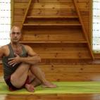 Sentado con las piernas estiradas. Dobla la pierna derecha y coloca el pie a la altura de la rodilla izquierda. Gira el tronco hacia la derecha. Apoya la mano derecha en el suelo detrás de ti, la mano izquierda sujeta la rodilla derecha en el ...