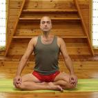 Sentado en el suelo. Dobla la pierna izquierda y coloca el pie lo más cerca que puedas de la ingle derecha. Dobla la pierna derecha y sube el pie sobre la otra pierna o déjalo apoyado en el suelo. Estira la espalda y relaja los hombros. Utili...