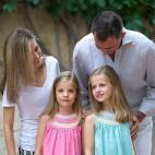 Dos meses despu&eacute;s de la proclamaci&oacute;n del Felipe VI, la familia posaba as&iacute; en los jardines del Palacio de Marivent. Esta vez, las ni&ntilde;as intercambiaron los colores: Leonor, en azul, y Sof&iacute;a, en rosa.