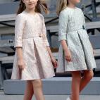 En uno de los d&iacute;as m&aacute;s importantes para la familia real, el d&iacute;a de la coronaci&oacute;n de Felipe VI, Leonor y Sof&iacute;a lucieron el mismo vestido, una en rosa y la otra en azul.