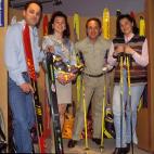 Blanca posa junto a sus hermanos Paquito Fern&aacute;ndez Ochoa, medalla de oro en los Juegos Ol&iacute;mpicos de Invierno de Sapporo en 1972, Lola y Ricardo, en 1995.