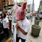 El Foro Económico Mundial estima que la corrupción perjudica tanto al país que lo sufre como al resto del mundo. La falta de transparencia, el robo, provoca que se le añada un 10 por ciento de costos a cualquier operación mercantil y hasta ...