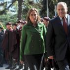 Sobre el anuncio de la entonces ministra de Defensa Carme Chacón sobre la retirada de las tropas de Kosovo, dijo cuando era líder de la oposición dijo: "hay quien confunde lo que es gobernar con hacerse fotos, estar de cara a la galería y pa...