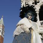 5c8b82fe230000d50424eb71