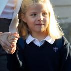 Posado de Sofía en su primer día de cole.